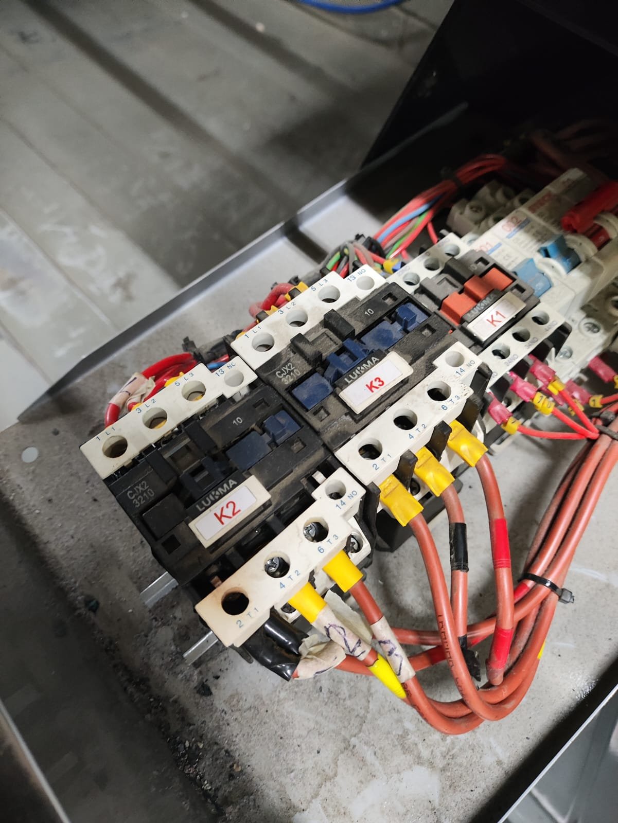 Revisión de panel eléctrico de prensa térmica